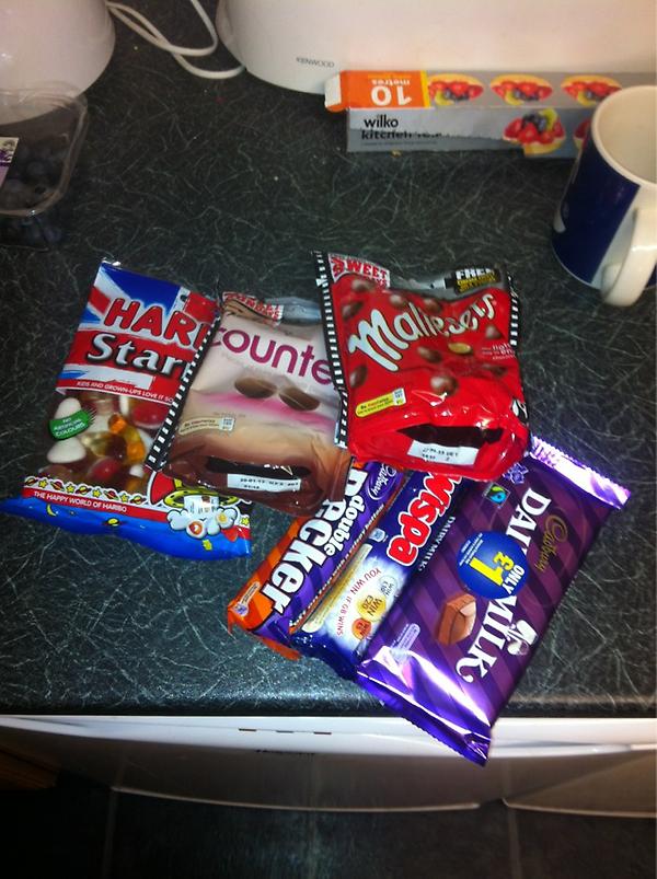 PT_Denis's tweet image. Sofa's make u lazy and eat unhealthily.gona eat this all in one go #trainingmethod ready to hit training hard tomo