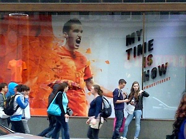 NOSStudioSporf's tweet photo. BREKEND!! ONVERWACHT!! Strootman op dit moment gespot in Manchester! Foto van 10 minuten geleden! #UnitedOfCity? http://t.co/SOTkKwlP