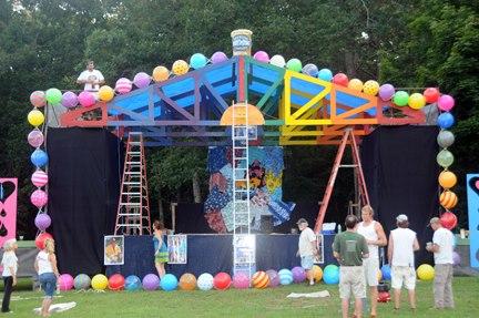 the main stage is up and looks amazing!