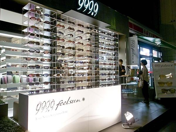 9999_jp's tweet photo. 昨年のFASHION’S NIGHT OUTの様子。フォーナインズ青山店のエントランスには、サングラスライン“999.9 feelsun”の特設ブースを設置。今年は、さらにそのボリュームを増やしてお待ちしております。 #fnojp http://t.co/qCFtecFQ