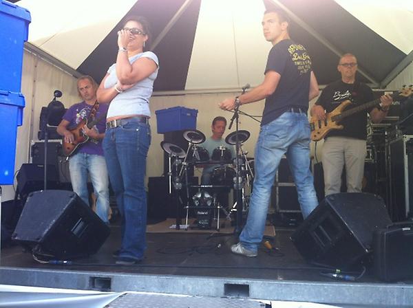 Gnatic's tweet photo. We zijn er bijna klaar voor!! Nog even een soundcheck#gnatic#Haarlemmermeer Culinair http://t.co/ISajhOiY