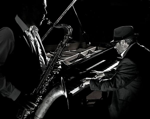 smokymcnab's tweet photo. Great new photos of Miles by @jaygoldm @dg_music #weddingband http://t.co/sqJhnyfD http://t.co/dTHbbwKZ