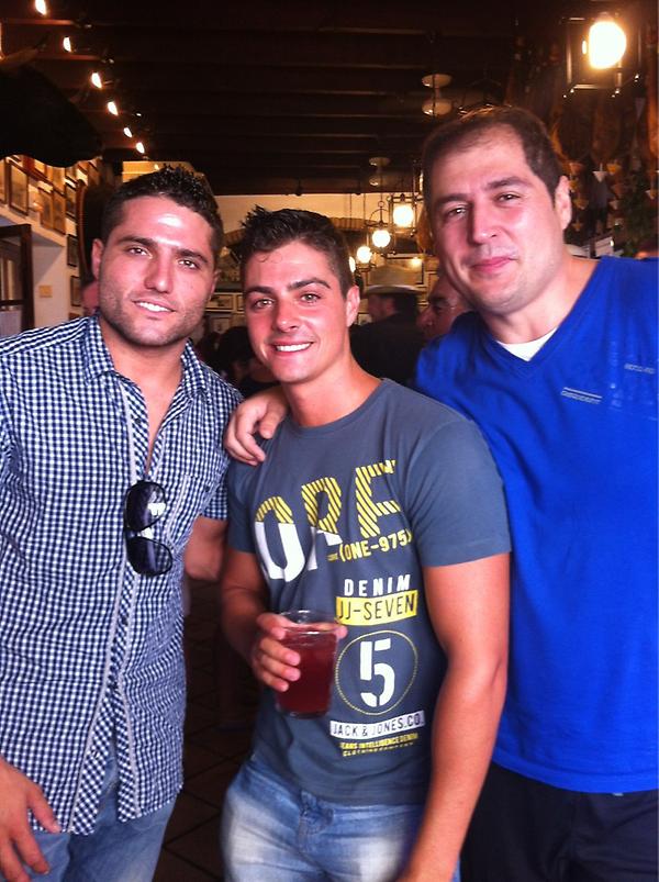 valentincab's tweet photo. Con mi buen amigo @AlvaroCalvente y #Miguel haciendo tiempo para irnos de boda, la que me espera.... http://t.co/tbqfEi6g
