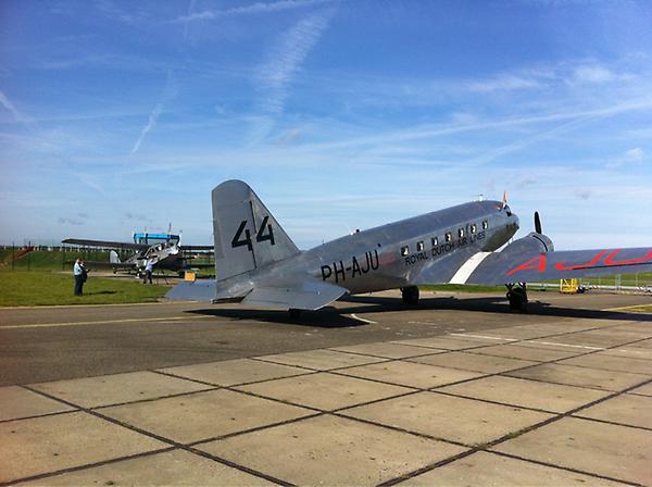 DC2_Uiver's tweet photo. I spent a few hours outside today for a fotoshoot for a new book. Looking forward to the results. http://t.co/TKmaulPx