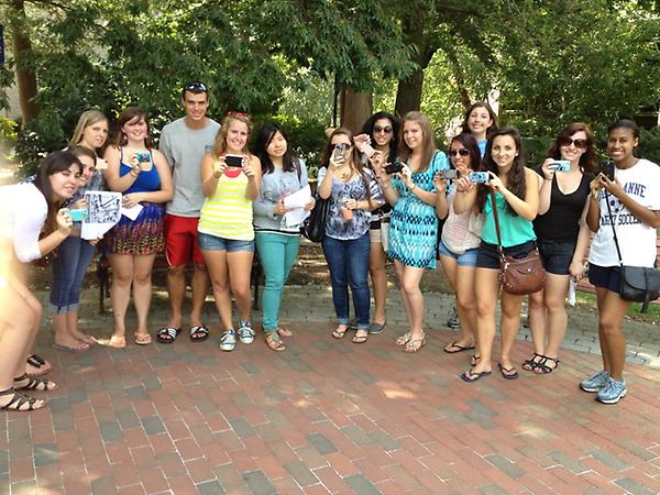 DeanLibman's tweet photo. @HofstraRSA @HUWelcomeWeek 
Photo Scavenger Hunt contestants! #makeyourmove new @HofstraStudents ! http://t.co/l55XwkyL