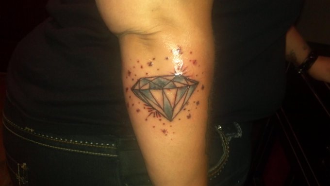 My new diamond tattoo by tommy hmu for his info! http://t.co/Xmatzu4j