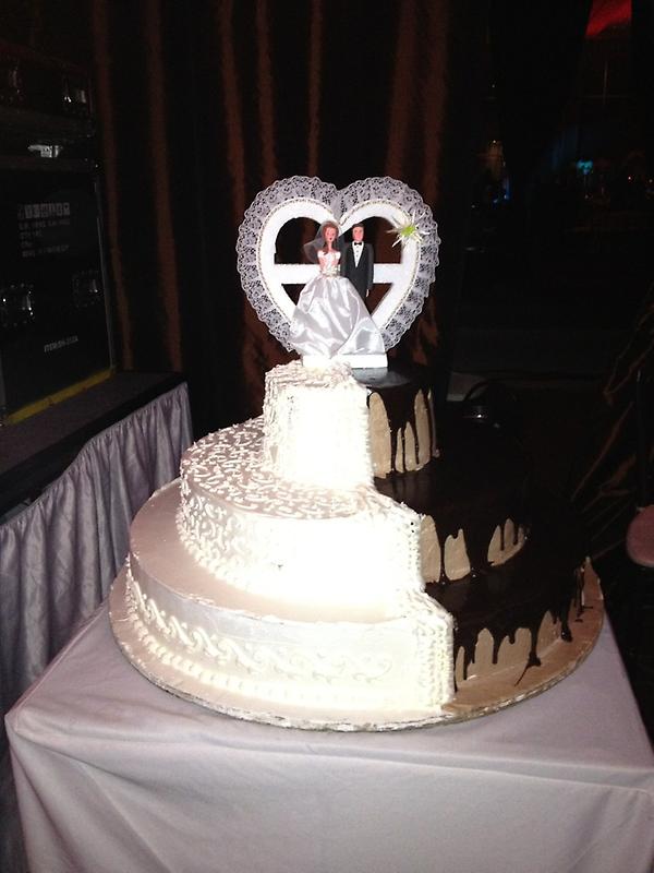 monicasutton's tweet image. Boda 100 mil pesos, DJ 30 mil pesos, pastel de bodas de maria la del barrio #priceless