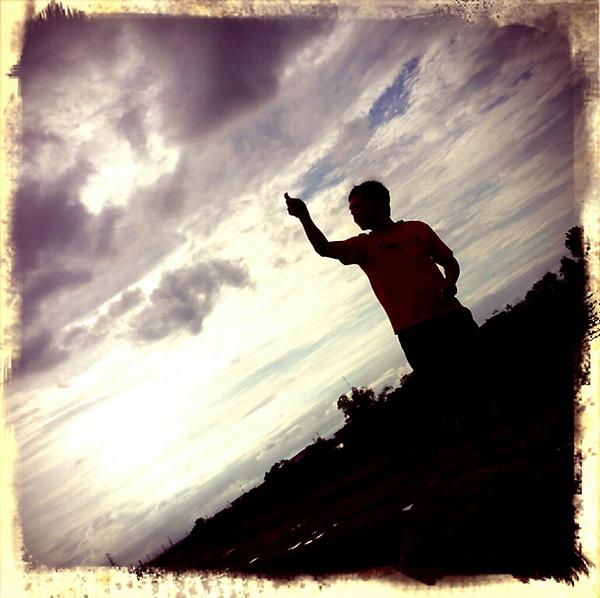450days_log's tweet photo. いつ雨が降ってもおかしくない、悪い色の雲の下で、小一時間、飽きもせずにカイトで遊ぶ450、34歳。
カイトと言えば聞こえが良いが、要するに凧あげである。 http://t.co/kscefMzo