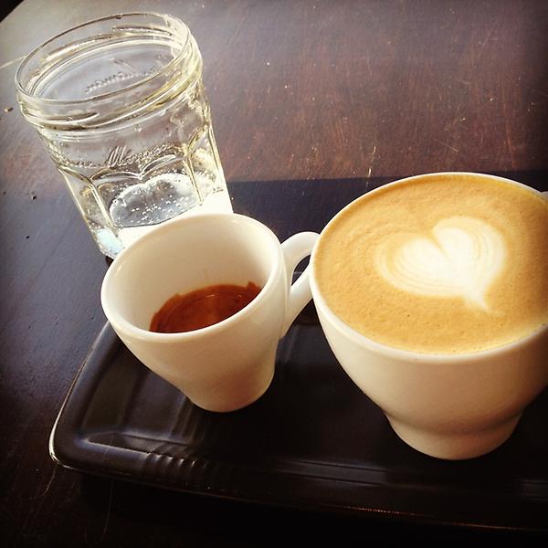 TranscendGarnO's tweet image. Cool day, warm coffee. #yegcoffee #yeg #CompCap