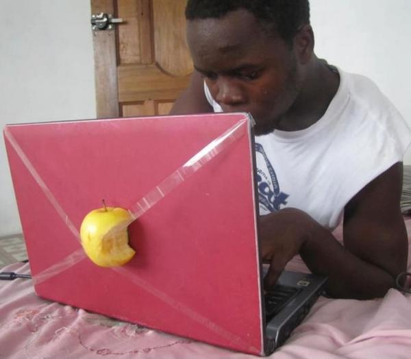crazy_kutas's tweet photo. Apple по-африкански. В африканском отделении Apple разработали стильный оригинальный 3D-логотип фирмы. http://t.co/v0vNpJ6h