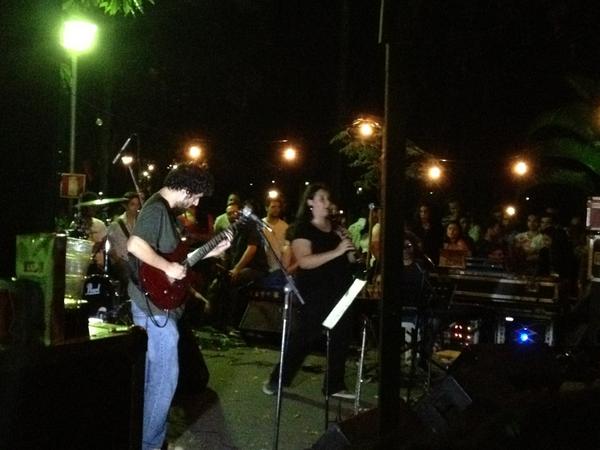 Boa música no Largo do Pq Municipal! Começa agora o show de Juliana Perdigão!