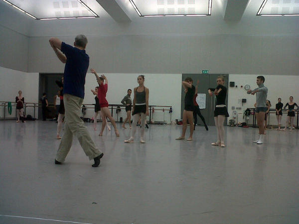 Artistic Director @HampsonChris giving feedback on @scottishballet dancers' 5 Tangos rehearsals #SBautumnseason