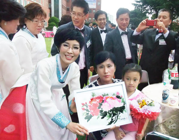 부부간에 화합하며 부귀영화를 누리라고 모란꽃을 그렸어요~^^ 오늘 대구 장애인 복지관에서 개최된 백록사자회 행사에서는, 다문화가정 30쌍 무료합동결혼식1주년을 축하하며 그들에게 30점의 그림을 선물 했답니다.