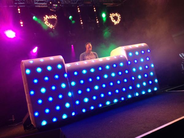 TTP_events's tweet photo. DJ Daroon warmt het publiek lekker op! Sfeer stijgt snel tot tegen het dak. Straks gaat het dak eraf! http://t.co/cJI27mlH