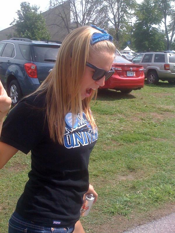 karacow10's tweet image. New sunglasses and button acquired from @trueness and jayde! #zetapike