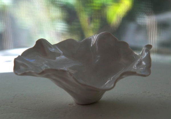 AnnaKasabian's tweet photo. With fall in the air, the holidays on the horizon, I've been dreaming up some new porcelain creations: Petal bowls. http://t.co/ACuXB6o8