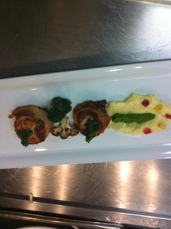 jmdavis1313's tweet photo. Bacon wrapped scallops, truffle saffron polenta, sauce vert http://t.co/xWlWab6Q