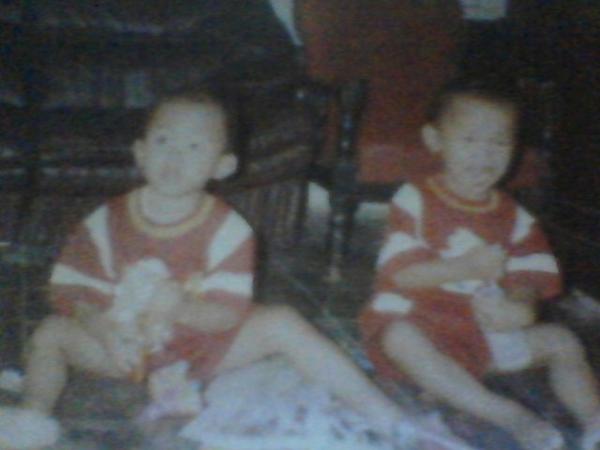 edwardussandi's tweet photo. masa kecilku. a little boy child twin. hahaha http://t.co/YZ0sL5DN