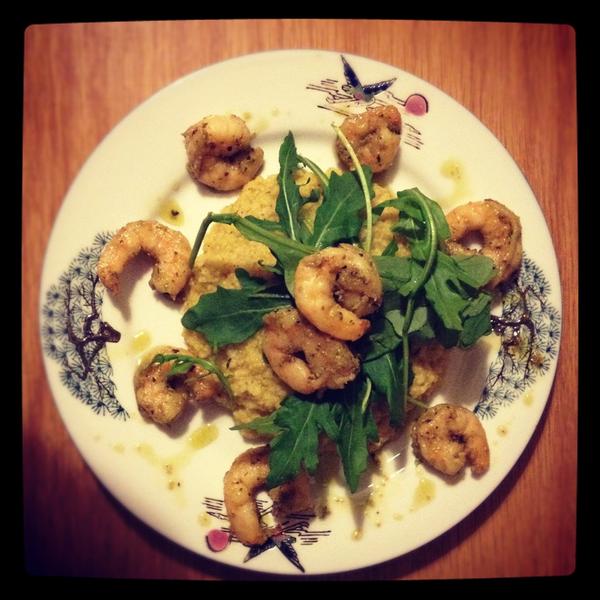 VickyBary's tweet photo. Lecker Ruculasalat an feinem couscous 
Mit scampi in einer balsamico-Knoblauch-Soße http://t.co/0EigsfHz