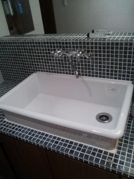 西野えほん キングコング V Twitter 家のリフォームを計画している人へ 洗面台は多目的シンク 理科実験室にあるようなやつ が絶対にオススメ まず見た目がモーレツにカッチョいいし ビチャビチャっと大胆に顔を洗っても水が他所へ飛び散らないので掃除がラクチン