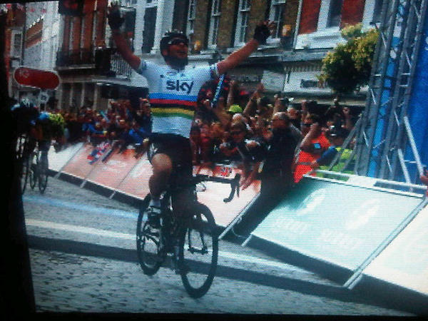 Clare_Phiz's tweet photo. @mikephiz took this shot on finish of stage 8 of @MarkCavendish http://t.co/DWaxMKNf