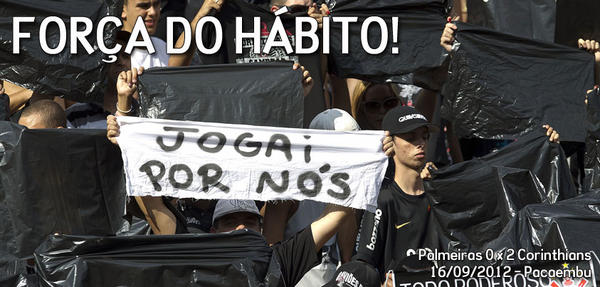 Corinthians's tweet photo. FIM DE JOGO! No Pacaembu, Timão vence arquirrival comi gols de Romarinho e Paulinho: http://t.co/e16pRW2m http://t.co/S8mWsVY4