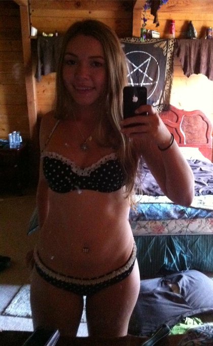 I'm going to be on MFC tomorrow... come stop by and chat with me.. I promise to show you a good time<a href="/tag/fan"class="tags"><span>#fan</span></a>