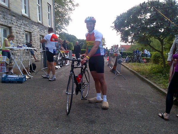 CycleforHopeNL's tweet image. David Vogel uit Rijsoord finishte 1/9 na 120KM op z'n klompen in #Limburg zie cycleforhope.nl/deelnemers/det… #CFH2012 #wielrennen