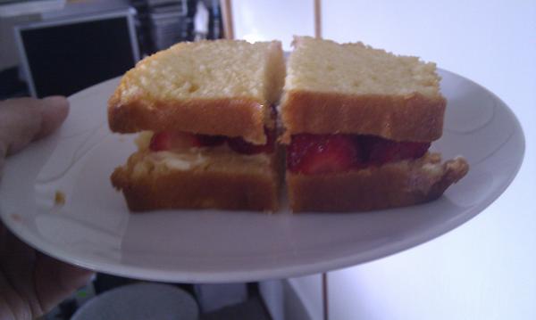Oma weet wat lekker is. Als toetje bij lunch kreeg ik een cakesandwich met aardbeien. #mjammie