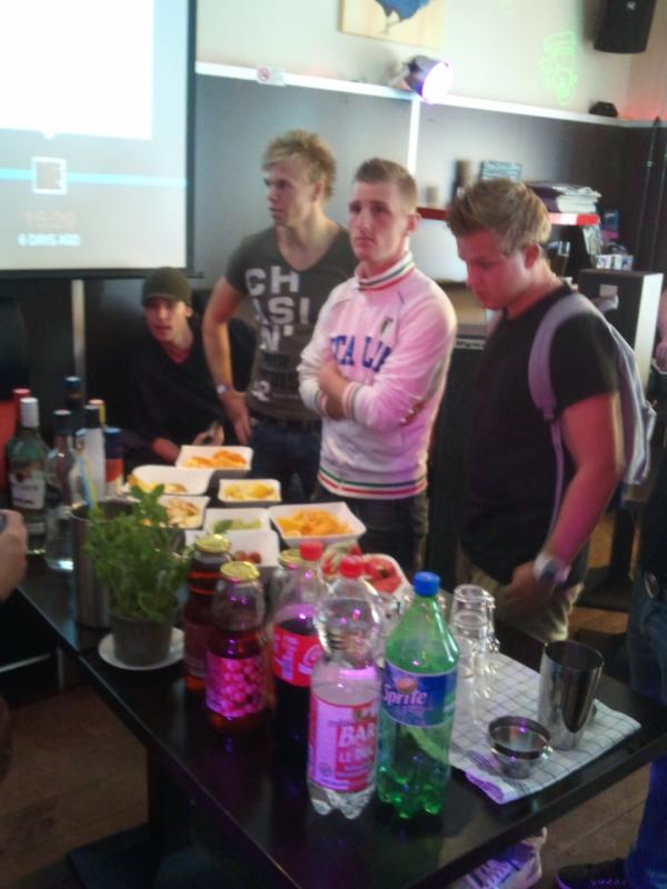 DerGuldenHaen's tweet photo. #introCM Cocktailtje bouwen !! http://t.co/vdw9QSrq