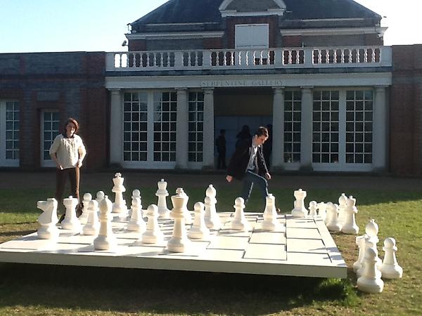 サーペンタインギャラリーのヨーコ・オノの作品。勝ち負けのないチェス。