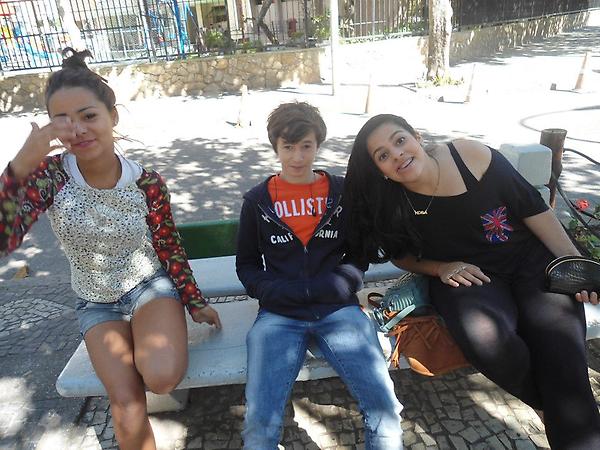 KobinhaMeuAr's tweet photo. ~le eu de boa na escola~ com o #Leo e a paraiba da #Hannah que saiu na foto com a mão na cara _l_ http://t.co/GfH6LD5d