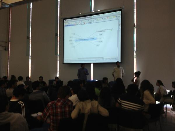 Ya en la ibero @colectivo1018 #foroentre viendo a TOA exponer! 👍