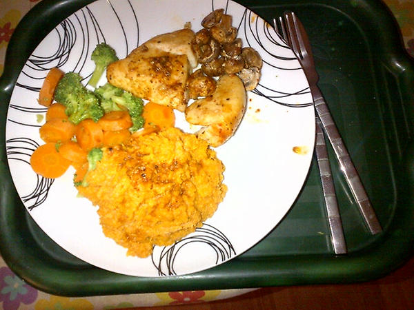 New diet, cajun chicken, broccoli, carrots sweet potato mash. NOM NOM!!!!