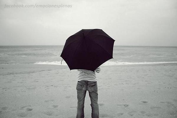 Tenuncuerpo10's tweet photo. Estar siempre desconfiando es como llevar 1 paraguas abierto y esperar que llueva. Te pierdes mucho paisaje http://t.co/8ad19F4A
