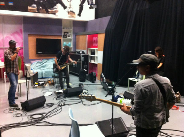 BigInASmallTown's tweet photo. @toddjrichard in studio rehearsal today with @theheartbroken! #BigInASmallTown http://t.co/I0Ei8NHC