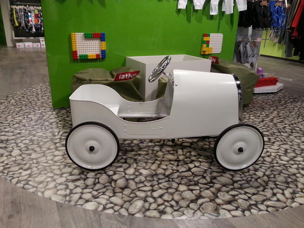 De nieuwe auto bij kinderwinkel Spruit, winkelcentrum Stadshagen :-)