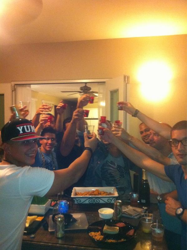 1Trebor18's tweet photo. cumple de Dyland @Dyland_papi @LennyMasFlow @carlitos_pi @WilfredoOrtiz @emilis_ @Xiiiomii08 @Marielisa_Ortiz @djrex4 http://t.co/3v0QR6FT