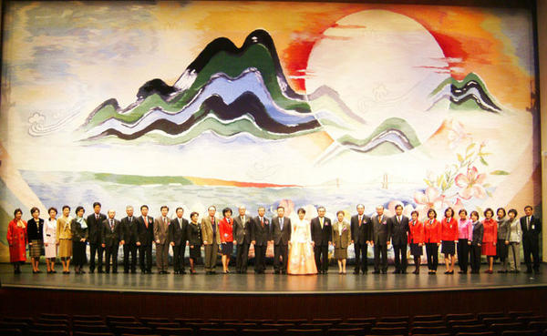 그림은 대구시 동촌유원지에 위치한 동구문화체육회관 공연장무대막이구요. 제작년도는 2004년. 제작기간 3개월. 제작비2억. 무게1톤 .규모 가로17미터,세로 9미터  작품감상cafe.naver.com/ahn2293