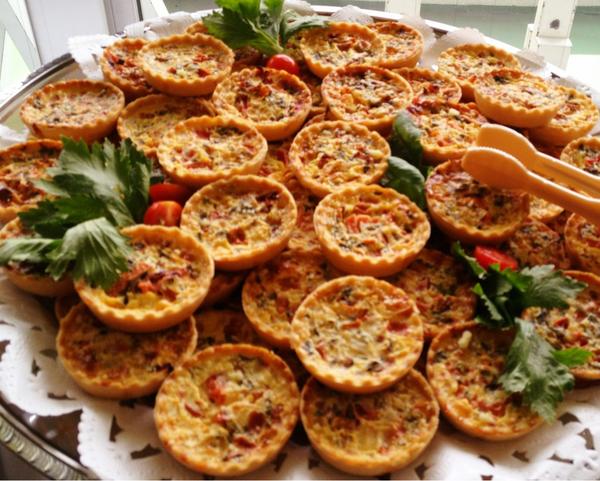 CezarsKitchenKK's tweet photo. Today's quiche-
Onions, tomatoes, fresh basil from the garden, milk, cream, eggs, seasoning and a lot of love! http://t.co/rH2kvilJ
