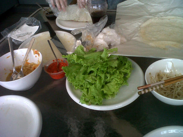 Chiwen90's tweet photo. The best popiah in the world!!! Thank you @garrettleejw !! @pamela_tan @tohjiaxin http://t.co/dYPlI34r