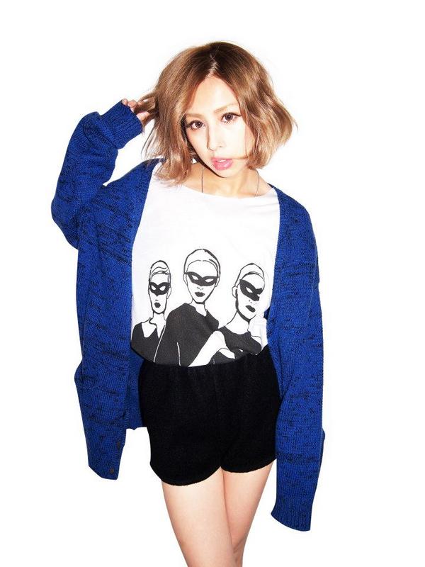 RUNWAY_channel's tweet photo. 【プレゼント⑤】いよいよ明日、RUNWAYchannelリアルショップオープン！→http://t.co/Zb7IfCDg　会場限定
EMODA Tシャツを、RTした方から抽選で1名様にプレゼント☆ 9/8 12:00まで！ http://t.co/vMbFvgsR