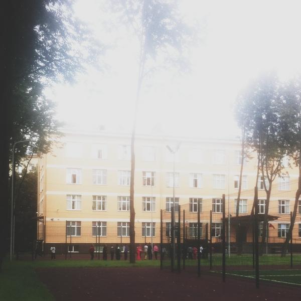 olyavasilenko's tweet photo. Смотрю на шестиклашек, скачущих под руководством физрука на стадионе перед школой. ЖИЗНЬ ПРЕКРАСНА, скажу я вам. http://t.co/DiuiNo3z