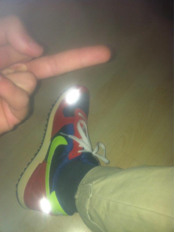 Luuuuuuuc's tweet photo. Mes putins de Nike http://t.co/OAwLZ7fc