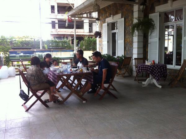 wangjiamao's tweet photo. 越南人民生活得很幸福嘛，路上也都是笑嘻嘻的人。 http://t.co/GLsfxnFb