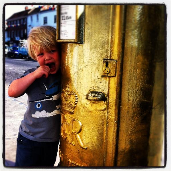 AlexGregoryGB's tweet photo. Jasper found our #Henley #goldpostbox yesterday and just wanted to hug it! http://t.co/oy1a8q6q