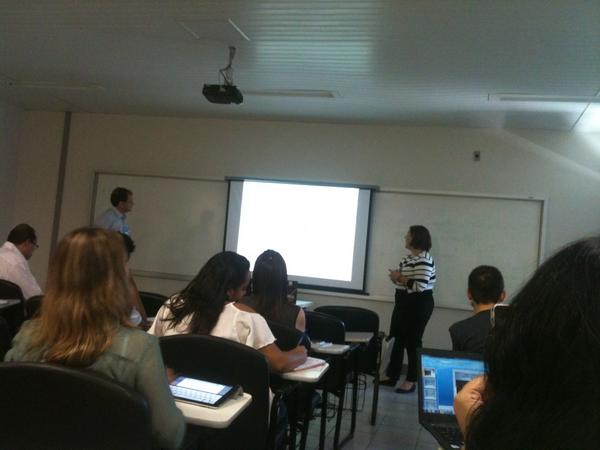 PatySanje's tweet image. Carolina e Paulo da Unesp apresentam o furo jornalístico: jornalismo em tempo real #ConteudosDigitaisIntercom2012