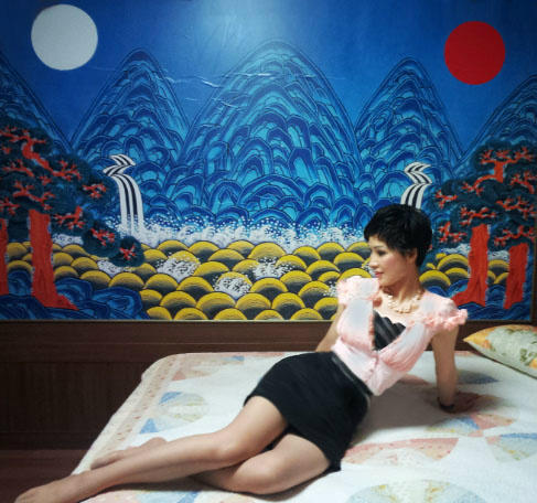 붉은 해는 왕을~ 흰 달은 왕비를~ 왕의 천명을 받은 자가 세상 음양오행 삼라만상을 통치하여 태평성대 누리기를 염원하듯이 지금의 시국 또한 일월도처럼 해와달이 공존하고 소통하여 아름다운 세상이 되었으면