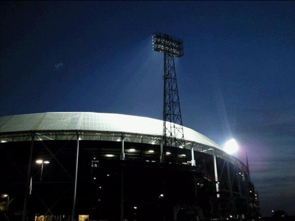 FKRotterdam's tweet photo. 19:08 De #Kuip. Onze roemruchte voetbaltempel. Daar aan de Maas bij Brienenoord. Dat is #Feyenoord! http://t.co/W6JYy3Wr
