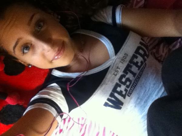 Sherieberryx3's tweet image. Maybe I should get out of my dorm &amp;amp; meet new friends .... Lmao #lazy #relaxing #DoneWithClasses #Alone